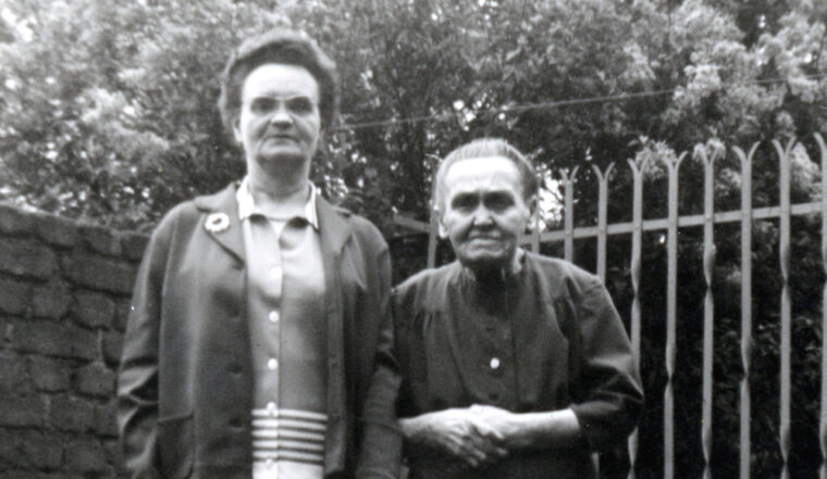 Léa Vangestel, avec sa mère, 1964